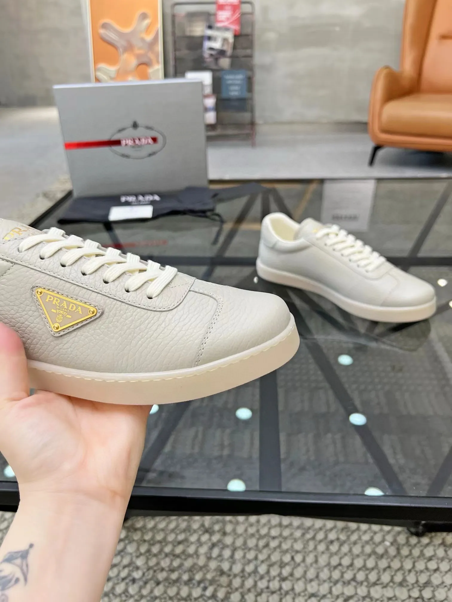 Factory price: 400💰Prada new men's leather sports shoes, the highest version on the market, any comparison is welcome🆚! The original leather has excellent texture and is super high-end! Fetal sheep net lining imported from Italy, removable pad! Luxurious materials and fine workmanship, highly recommended! Code number: 38-44, customized 45